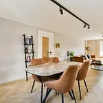 Bright Retreat Near Center & Rai Apartament *